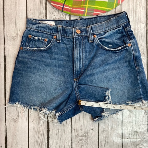 Gap 4" High Rise Distressed Stride Short - Picture 6 of 6
